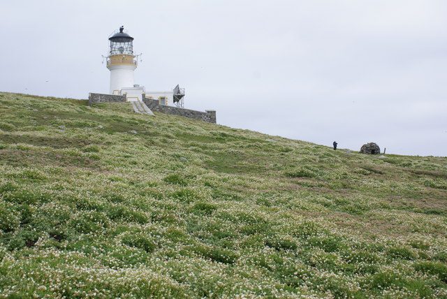 Flannan Isles Lighthouse – Photo by geograph CC BY 2.0