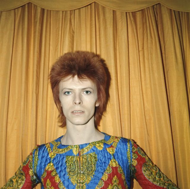 NEW YORK – 1973: Rock and roll musician David Bowie poses for a portrait dressed as ‘Ziggy Stardust’ in a hotel room in 1973 in New York City, New York. (Photo by Michael Ochs Archives/Getty Images)