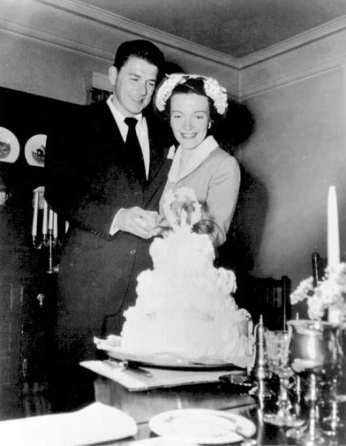 Newlyweds Ronald Reagan and Nancy Reagan cutting their wedding cake at the Holden’s house in Toluca Lake, California, 1952.