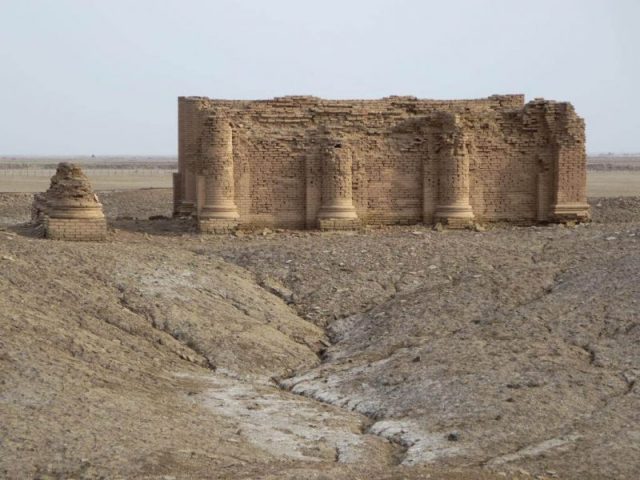 The Parthian Temple of the Gareus at Uruk (Warka), 39 km east of Samawah, Iraq, was built before 110 AD and is thus thousands of years younger than the surrounding Sumerian remains. Photo by David Stanley CC BY 2.0