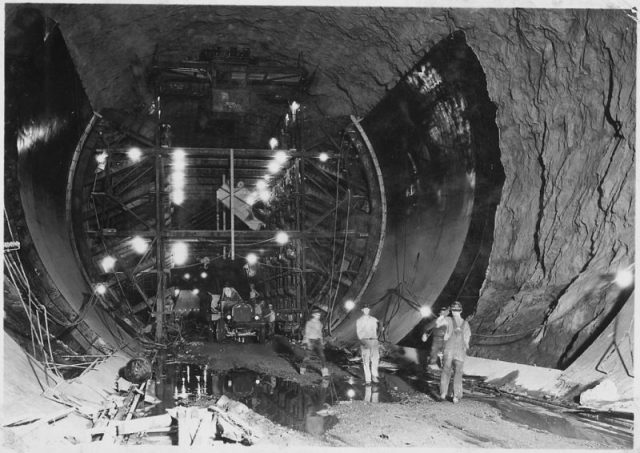 Pouring side wall concrete in diversion tunnel No. 4.