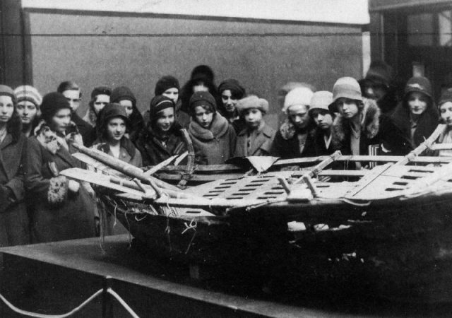 Schoolchildren at a 1930 exhibition of the Kvitøya finds at Liljevalchs konsthall, Stockholm.