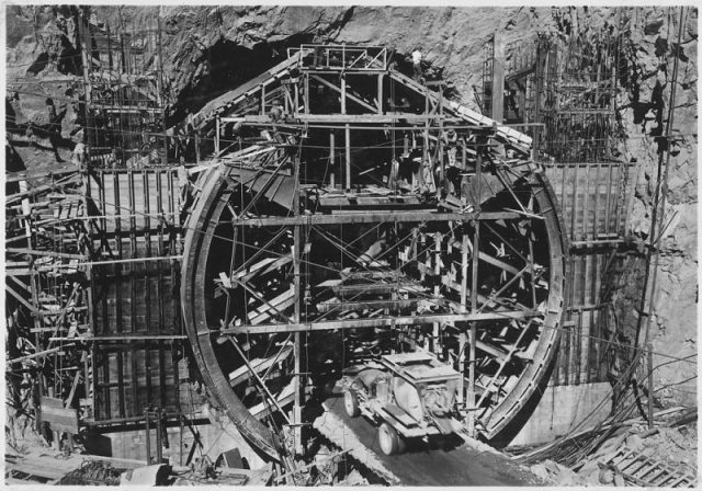 Sidewall tunnel forms being utilized in forming bulkhead gate structure at inlet portal of Diversion Tunnel No. 1.