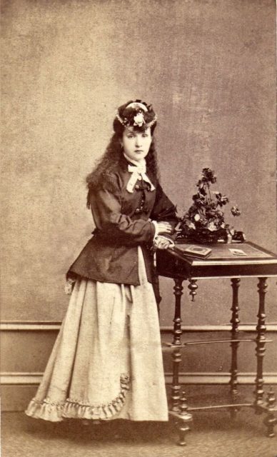 Victorian girl in a glamorous outfit