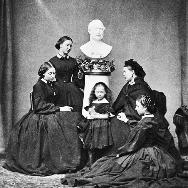 The five daughters of Prince Albert wore black dresses and posed for a portrait with his statue following his death in 1861.