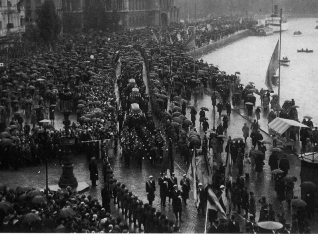 The remains of the three explorers are brought straight from the ship through the center of Stockholm on October 5, 1930.