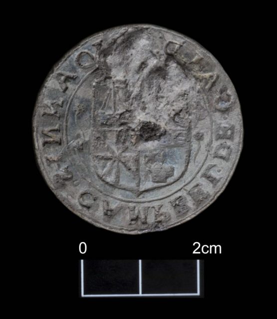 A field school student has unearthed the seal of Sir John Campbell of Cawdor, a leader of the Campbell clan. Photo by Islay Heritage and the University of Reading