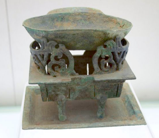 A bowl and stove used for the preparation of alcohol during the early Han dynasty Photo by Gary Lee Todd – Luoyang Museum CC BY-SA 4.0