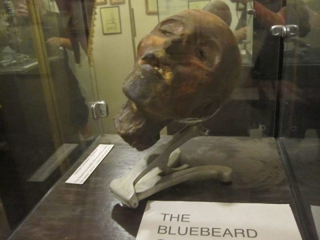 Presumed severed head of Henri Désiré Landru (1869-1922), French serial killer known as the Bluebeard of Gambais, presented at Museum of Death in Hollywood, Los Angeles. Photo by John Mosbaugh CC BY 2.0