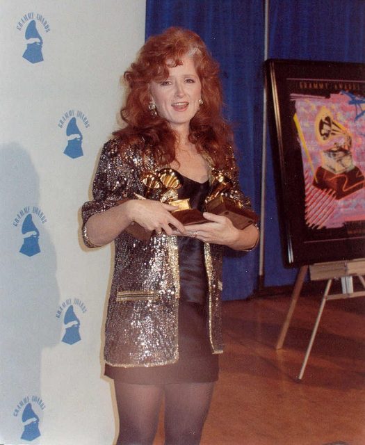 Raitt at the 1990 Grammy Awards. Photo by Alan Light CC BY 2.0