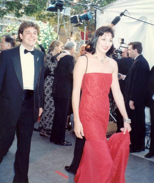 Anjelica Huston with her half-brother Danny Huston on the red carpet at the 62nd Annual Academy Awards, March 26, 1990. Photo by Alan Light CC BY 2.0