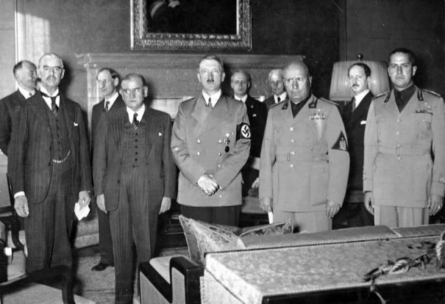 From left to right: Chamberlain, Daladier, Hitler, Mussolini, and Italian Foreign Minister Count Ciano, as they prepare to sign the Munich Agreement. Photo by Bundesarchiv, Bild 183-R69173 / CC-BY-SA 3.0