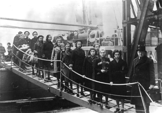 Arrival of Jewish refugee children, port of London, February 1939. Photo by Bundesarchiv, Bild 183-S69279 / CC-BY-SA 3.0