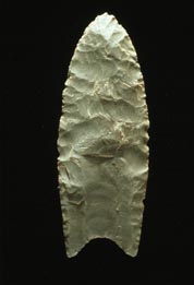 A Clovis projectile point created using bifacial percussion flaking (that is, each face is flaked on both edges alternately with a percussor). Photo by Locutus Borg