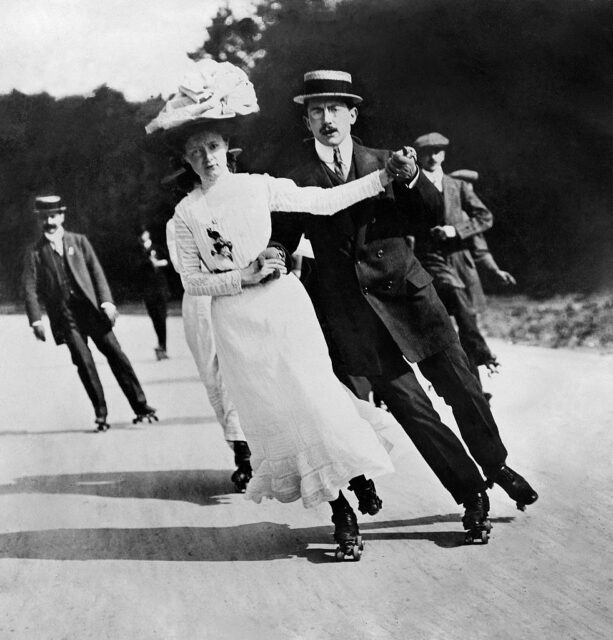 Couple roller skating in 1909.