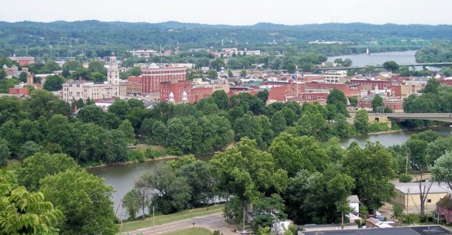 Downtown Marietta in July 2007, including the Muskingum River (foreground) and the Ohio River (background right). Photo by Tim Kiser CC BY-SA 2.5