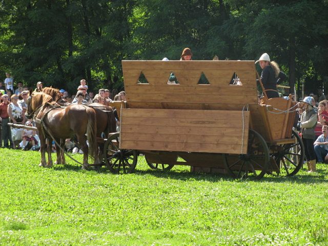 A modern reconstruction of a Žižka war wagon. The roof could be manipulated to give cover from arrow volleys and lowered for freedom of movement and counterattacks. Horses were removed and multiple wagons hitched together for better defense. By Ludek – CC BY-SA 3.0