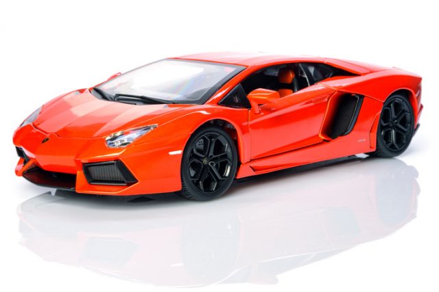 Orange Lamborghini Aventador lp700-4 supercar model car by Bburago.