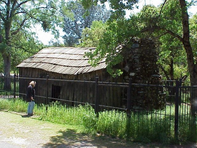 Cabin where Twain wrote “Jumping Frog of Calaveras County”, Jackass Hill, Tuolumne County. Click on historical marker and interior view. Photo by “Will Murray (Willscrlt)” CC BY-SA 3.0 us
