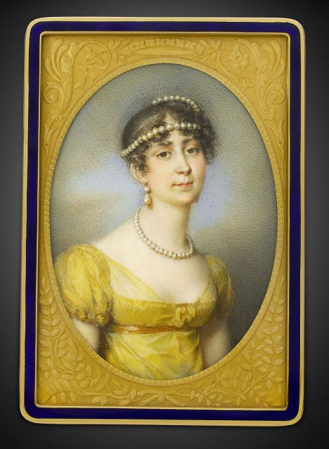 Miniature portrait of the Empress Josephine by Jean Baptiste Isabey on an 18k gold snuff box crafted by the Imperial goldsmith Adrien-Jean-Maximilien Vachette. Circa 1810. Photo by Rauantiques CC BY-SA 4.0