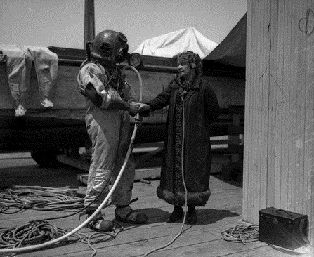 Minnie Kennedy interviewing deep-sea diver R.C. Crawford during search for McPherson’s body in Santa Monica, California, 1926.