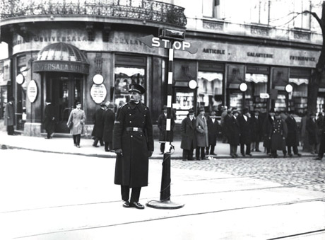 The First Electric Traffic Light in Bucharest