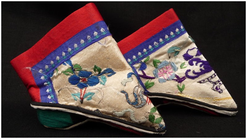 Chinese ladies footbinding shoes. Queensland Museum (CC BY-SA 3.0)