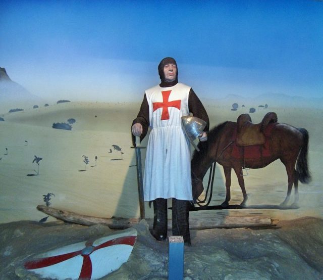 Representation of a Knight Templar (Ten Duinen Abbey museum, 2010). Photo by JoJan CC BY 3.0