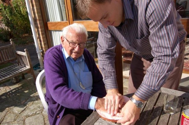 Sir Nicholas Winton is leaving his hand print to be immortalized in crystal glass. Photo by Jhunat CC BY-SA 3.0