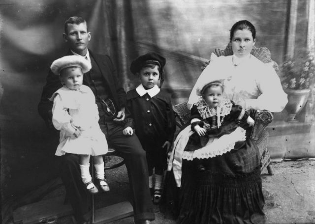 Family_portrait_1900