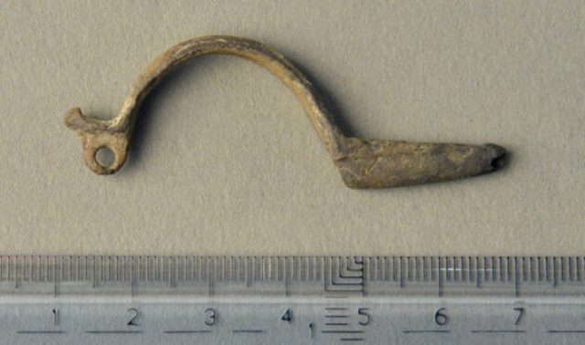 After a further search of the lake an Iron Age brooch was also found. (Jönköpings Läns Museum)