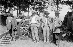 Four American Civil War veterans standing around a cannon