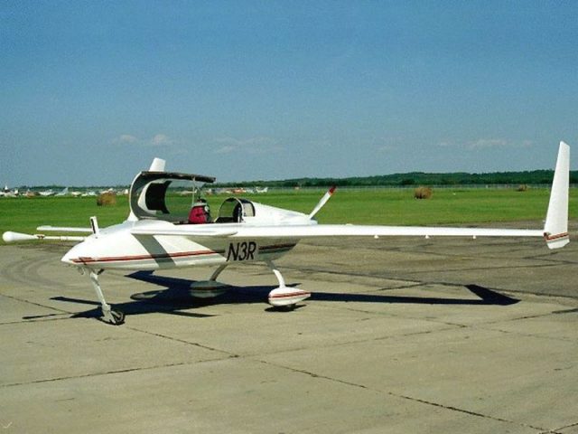 A Long-EZ two-seater canard plane.