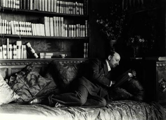 Gabriele D’Annunzio reading, photo by Mario Nunes Vais