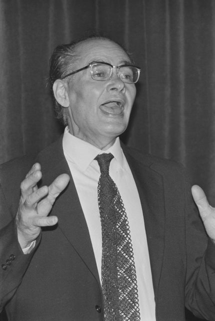 British criminal Alfred George Hinds (1917 -1991) speaking to members of the Mensa Society in London, UK, 6th November 1973. (Photo by Reg Lancaster/Daily Express/Hulton Archive/Getty Images)