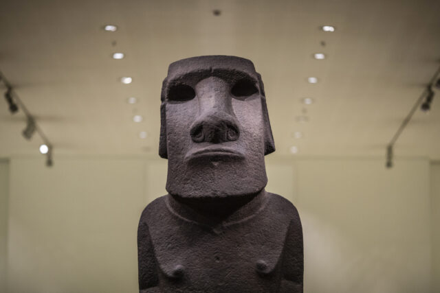 The Hoa Hakananai'a sculpture.