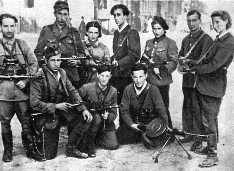 Abba Kovner (standing, center) with members of the FPO in the Vilnius Ghetto. Photo by peut-être un résistant ou un sympathisant -CC BY-SA 3.0