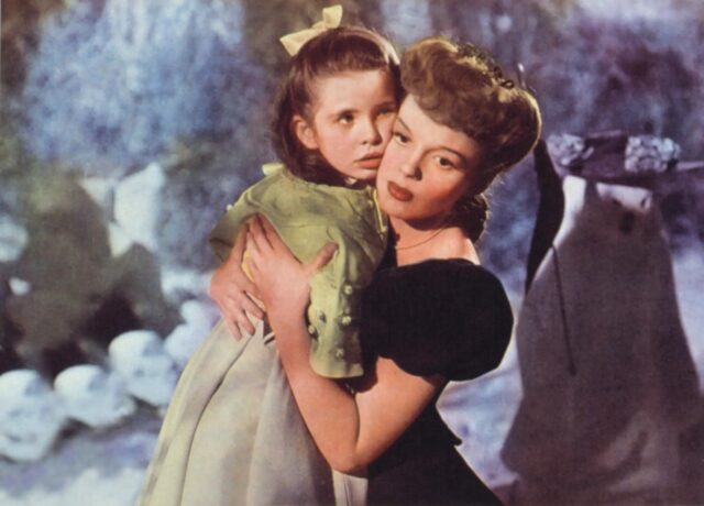 Margaret O'Brien and Judy Garland as Tootie and Esther Smith in 'Meet Me in St. Louis'