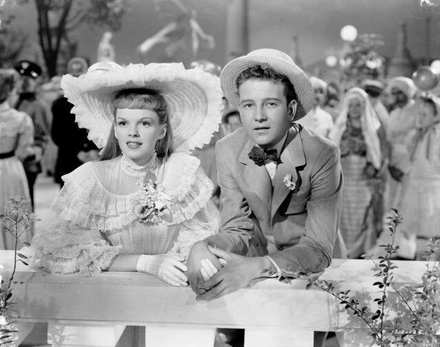 Judy Garland and Tom Drake as Esther Smith and John Truett in 'Meet Me in St. Louis'