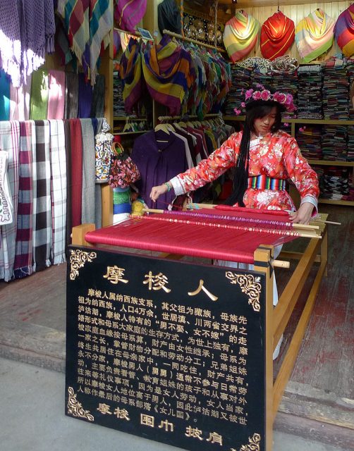 Mosuo girl weaver in old-town Lijiang. Photo by Gisling CC BY-SA 3.0