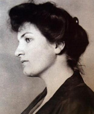 Photographic portrait of Alma Mahler.