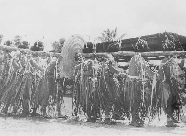 Presentation of Yapese stone money for Federated States of Micronesia inauguration