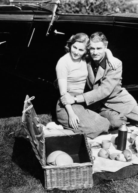 Promotional photograph of Joan Fontaine and Laurence Olivier.