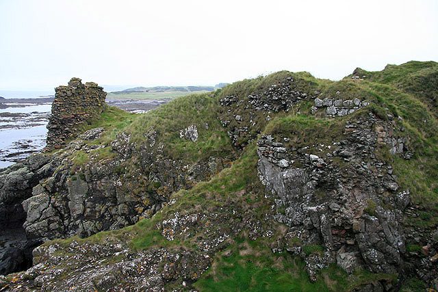 The remains of Turnberry Castle, Robert Bruce’s likely birthplace. Photo by Walter Baxter CC BY-SA 2.0