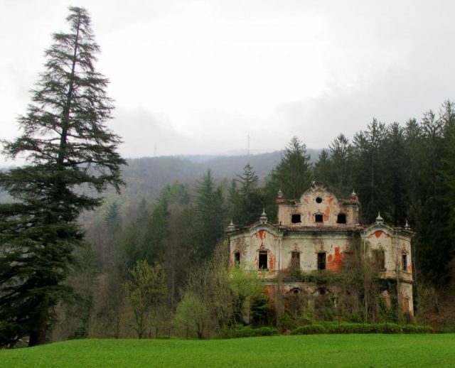 Villa De Vecchi. Photo by Jeff Kerwin CC BY 2.0