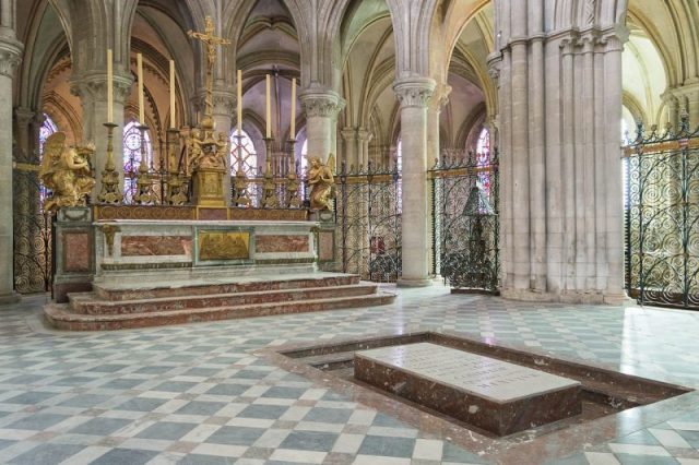 William’s grave at Abbaye-aux-Hommes, Caen. Photo by Supercarwaar CC BY-SA 4.0