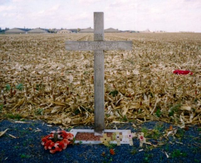 A cross left in Saint-Yves (Saint-Yvon) at Ploegsteert in the municipality of Comines-Warneton, Belgium, in 1999, to commemorate the site of the Christmas Truce. The text reads: “1914 – The Khaki Chum’s Christmas Truce – 1999 – 85 Years – Lest We Forget.”