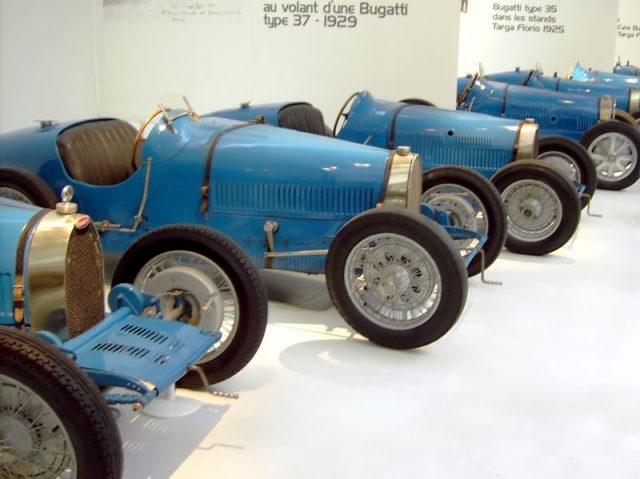 Bugatti Type 37 (left) and 35 (right) cars at the Cité de l’Automobile Museum, Mulhouse. Photo by Gabriela Ruellan CC BY-SA 3.0