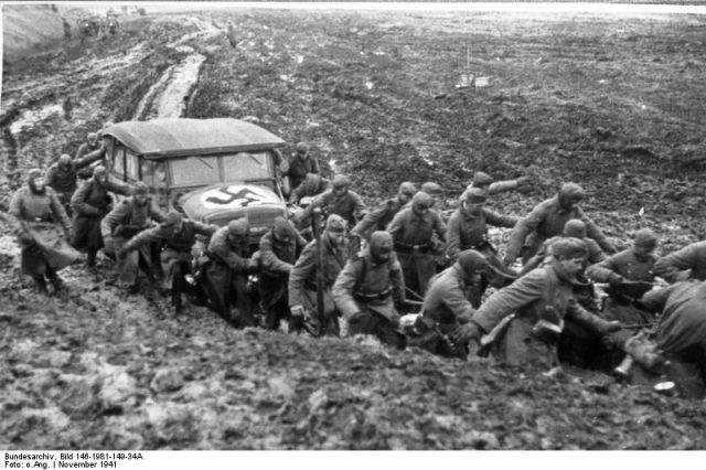 Wehrmacht soldiers pulling a car from the mud during the rasputitsa period, November 1941. Photo by Bundesarchiv, Bild 146-1981-149-34A / CC-BY-SA 3.0