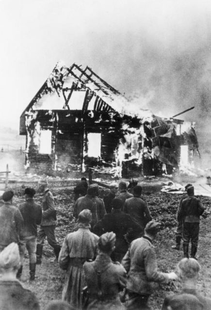 German soldiers and locals watch a Lithuanian synagogue burn, July 9, 1941. Photo by Bundesarchiv, Bild 183-L19427 / Zoll / CC-BY-SA 3.0